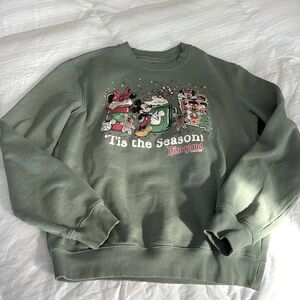 Christmas Disneyland Resort sweatshirt 2025 , excellent condition , worn once